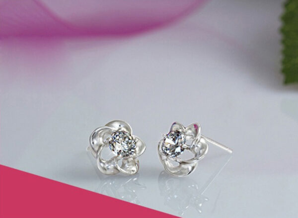 18K White Gold Coated Jewellery Set Pendant Necklace and Earrings with Sparkling AAA Diamond Clear Round Zircon Crystal Vintage 5 Petal Blossom Flower Design
